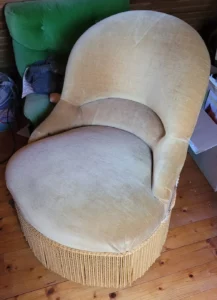 un vieux fauteuil dans un grenier