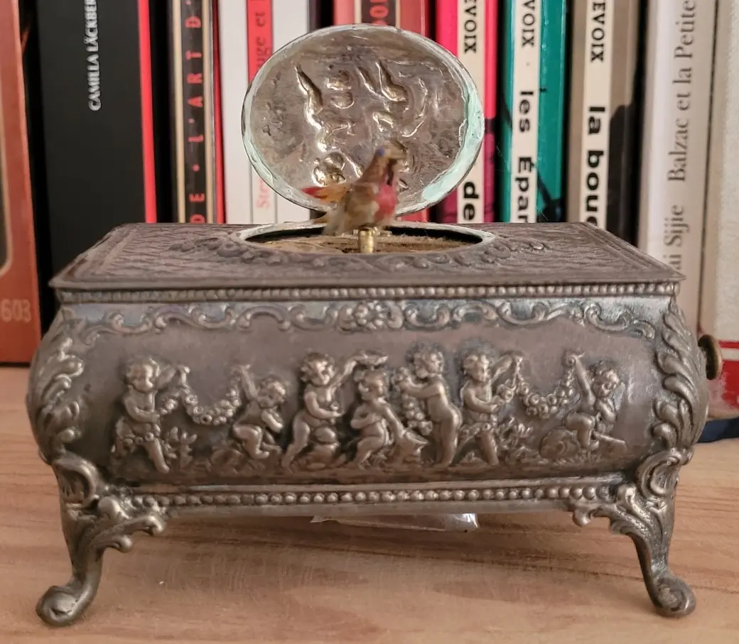 une petite boîte à oiseau